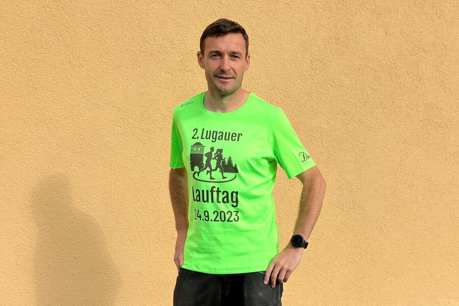 „Für Genussläufer“: Geschäftsmann und Marathonläufer aus Lugau organisiert zweiten Lauftag - Rico Folgner ist schon passend zum 2. Lugauer Lauftag gekleidet. Die Shirts werden am Sonntag verkauft.