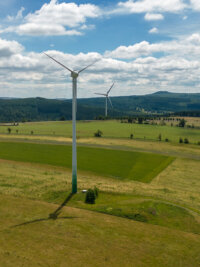 Für geschrumpften Windpark im Erzgebirge gibt es neue Pläne - Die Firma Wineg betreibt gegenwärtig zwei Anlagen in Jöhstadt. Die E 40 (vorn) ist allerdings defekt, also nur die E 70 in Betrieb. 