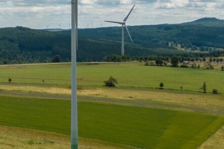 Für geschrumpften Windpark in Jöhstadt gibt es neue Pläne - Die Firma Wineg betreibt gegenwärtig zwei Anlagen in Jöhstadt. Die E 40 (vorn) ist allerdings defekt, also nur die E 70 in Betrieb. 
