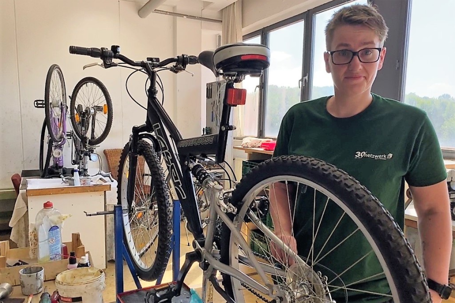 Für guten Zweck: Verein aus Mittweida bringt ausrangierte Fahrräder zurück auf die Straße - Stefanie Korsch bringt hier seit vier Jahren die Fahrräder auf Vordermann. 