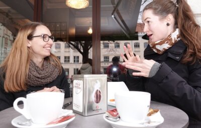 Für hörgeschädigte Kinder: Wo Sprache auf Gebärde trifft - Nora Grundmann (links) und Christiane Langer können sich perfekt in Gebärdensprache unterhalten. Die beiden Chemnitzerinnen treffen sich immer noch öfter auf einen Kaffee in ihrer Studienstadt Zwickau. 