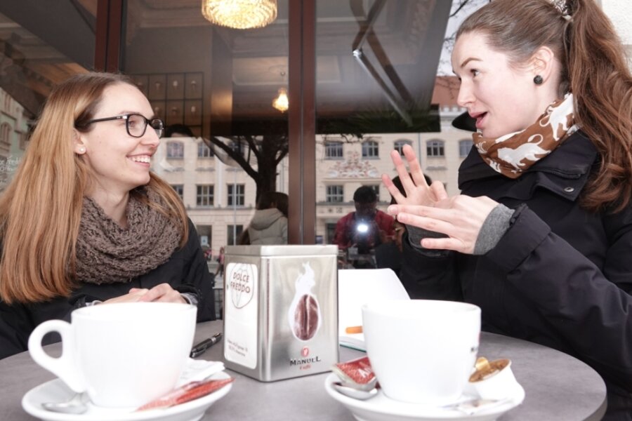 Nora Grundmann (links) und Christiane Langer können sich perfekt in Gebärdensprache unterhalten. Die beiden Chemnitzerinnen treffen sich immer noch öfter auf einen Kaffee in ihrer Studienstadt Zwickau. 