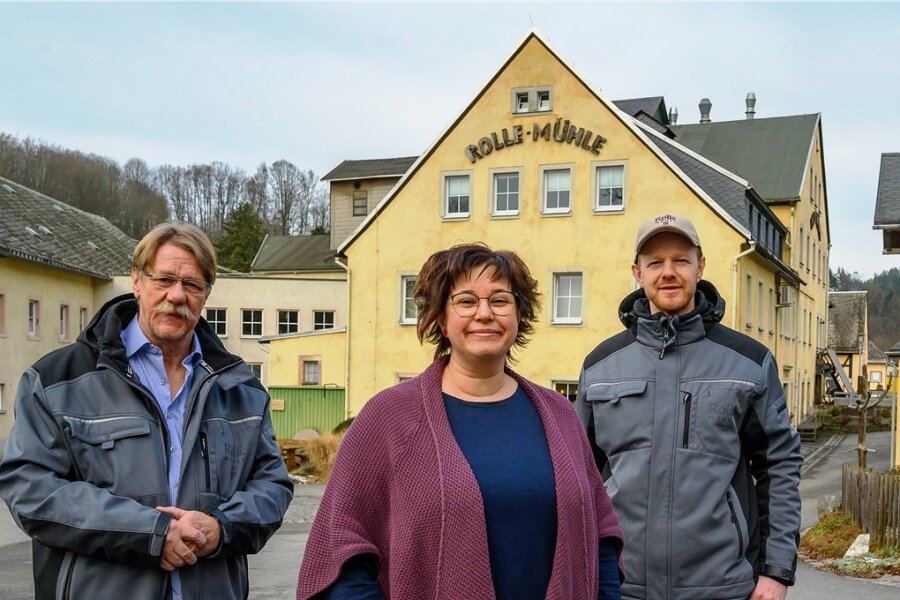 Thomas Rolle, Anne Rolle-Baldauf und Frank Rolle vor den Mühlengebäuden in Waldkirchen.