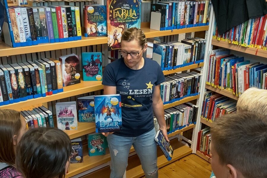 Für Leseratten: Buchsommer im mittleren Erzgebirge gestartet - Mandy Uhlig, Leiterin der Marienberger Bibliothek, zeigt den Schülern die Regale für den Buchsommer. 