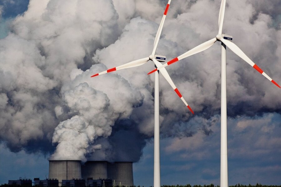 Das Energieunternehmen Leag will wegen des Kohle-Ausstiegs nun verstärkt grüne Energie produzieren und bis 2030 riesige Solar- und Windparks auf Bergbaufolgeflächen in der Lausitz errichten.