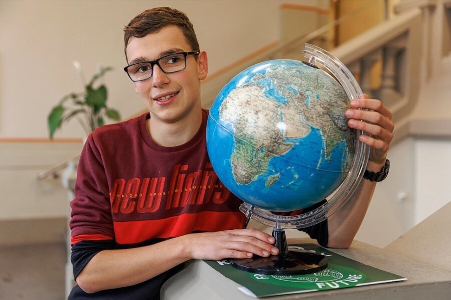 Für mehr Klimaschutz: 18-jähriger Erzgebirger zieht vors Bundesverfassungsgericht - Die Welt retten - von Annaberg-Buchholz aus: Klimakläger Robert Dietz am Gymnasium der Evangelischen Schulgemeinschaft Erzgebirge. 