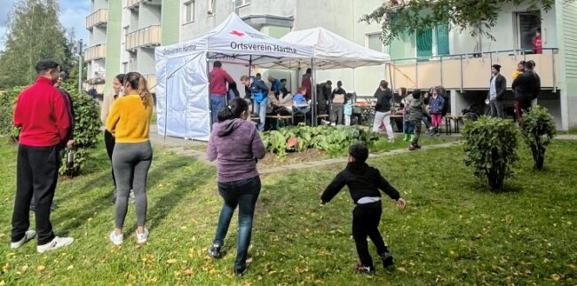 Für Migranten werden Plätze gesucht - Am Flüchtlingswohnheim in Hainichen auf dem Ottendorfer Hang wurde Mitte September wieder ein Begegnungsfest gefeiert. 