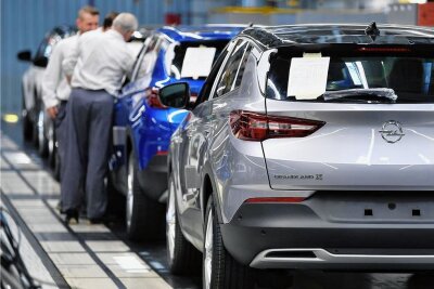 Für Nostalgie ist bei Opel kein Platz - Der SUV "Grandland X" wird im Opel-Werk Eisenach montiert. In der früher auf Kleinwagen spezialisierten Autofabrik ist die Produktion des Stadtgeländewagens Grandland nach Einschätzung der Gewerkschaft der Rettungsanker gewesen. 