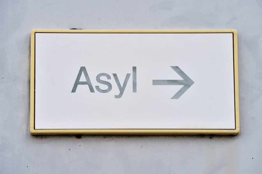 Für rasche Asylverfahren Hunderte weitere Richter nötig - Ein Schild mit der Aufschrift "Asyl" in einer Erstaufnahme für Asylbewerber.