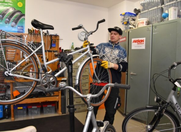 André Kluge hat in der Fahrrad-Selbsthilfewerkstatt des CJD die Räder für die Blumen-Aktion in der Bahnhofsvorstadt hergerichtet. 
