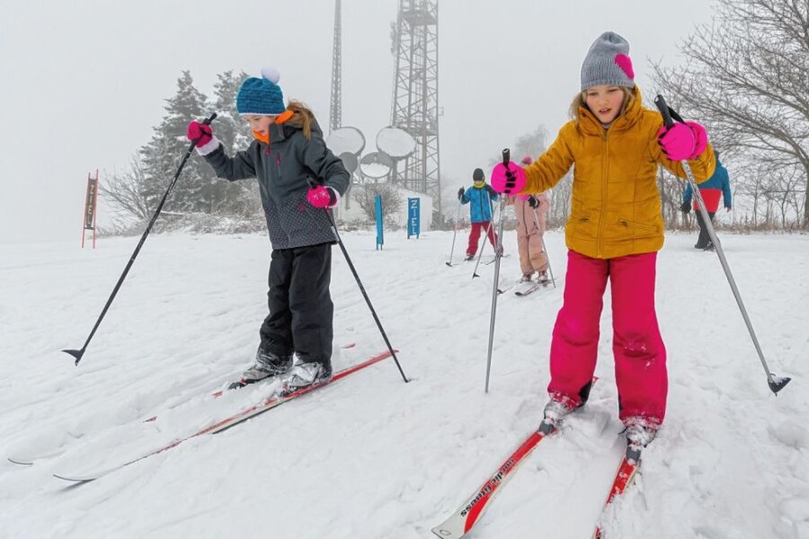 Für Schüler geht es ab auf die Piste - Die rund 80 Mädchen und Jungen aller Klassen der Marienberger Herzog-Heinrich-Grundschule haben den Donnerstagvormittag für ein Wintersportfest genutzt.
