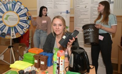Für Schüler ist Abfall kein Müll - Anna Neumann aus Zschorlau (17), Emely Weigel aus Beierfeld (18) und Anika Thiemer aus Beierfeld (17) haben anderen Schülern das Thema Mülltrennung näher gebracht. 