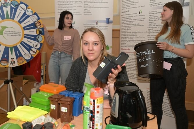 Für Schüler ist Abfall kein Müll - Anna Neumann aus Zschorlau (17), Emely Weigel aus Beierfeld (18) und Anika Thiemer aus Beierfeld (17) haben anderen Schülern das Thema Mülltrennung näher gebracht. 