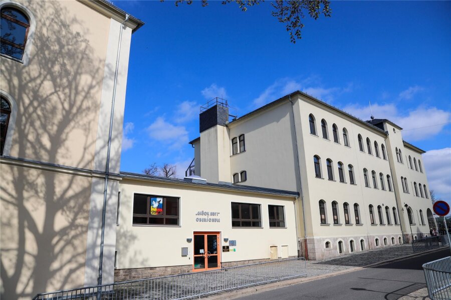 Für Schule im Erzgebirge soll Sonnenenergie gesammelt werden - Stadt Eibenstock will kommunale Gebäude nutzen - Auf dem Dach der Oberschule Eibenstock wird eine Photovoltaikanlage errichtet.