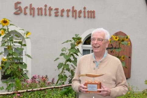 Für sein Lebenswerk: Schlettauer erhält "Goldenes Schnitzmesser" - Manfred Büßer mit seinem "Goldenen Schnitzmesser". 