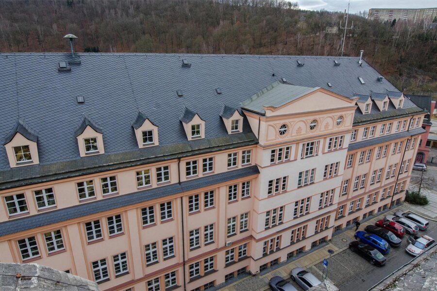 Für Tag der Sachsen: Landratsamt in Aue schließt - Blick auf das Dienstgebäude der Landkreisverwaltung an der Ecke Wettinerstraße und Marie-Müller-Straße in Aue.