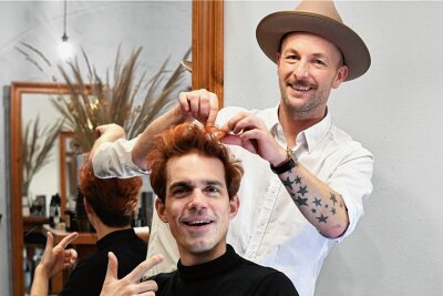 Für Titus Feuerfuchs zum Friseur: Rote Haare für neue Rolle im Schauspiel - Schauspieler Alexander Donesch (Vorn) werden für die Rolle als Titus Feuerfuchs von Martin Pieske die Haare gefärbt. 