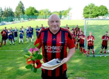 Für "Wiesel" stehen sie gerne Spalier - Holger Wiesner war von 1990 bis heute Fußballabteilungsleiter der SG Jößnitz. Als er anfing, hatte der ganze Verein 125 Mitglieder. Heute zählt der Elf-Sparten-Verein alleine schon 209 Fußballer. 