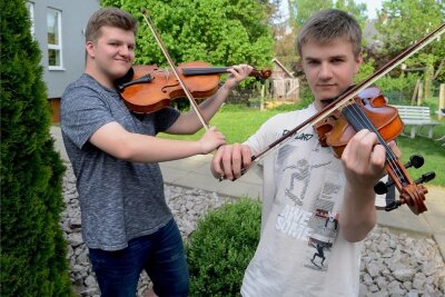 Für zwei Brüder aus Rodewisch spielt die Violine die erste Geige - Vincent Blechschmidt (links) wird sein großes Talent ab dem Herbst auf einer Musikhochschule perfektionieren. Der 13-jährige Bruder Nils will ihm in fünf Jahren folgen. Auch er ist schon in der Begabtenförderung.