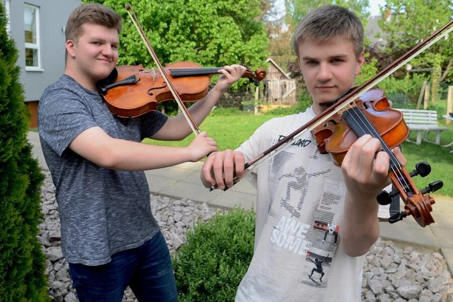 Für zwei Brüder aus Rodewisch spielt die Violine die erste Geige - Vincent Blechschmidt (links) wird sein großes Talent ab dem Herbst auf einer Musikhochschule perfektionieren. Der 13-jährige Bruder Nils will ihm in fünf Jahren folgen. Auch er ist schon in der Begabtenförderung.