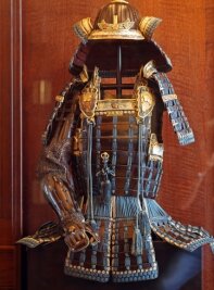 Fürst von Waldenburg thront leihweise in seiner Bibliothek - Aus der Edo-Zeit stammt diese Samurai-Rüstung.
