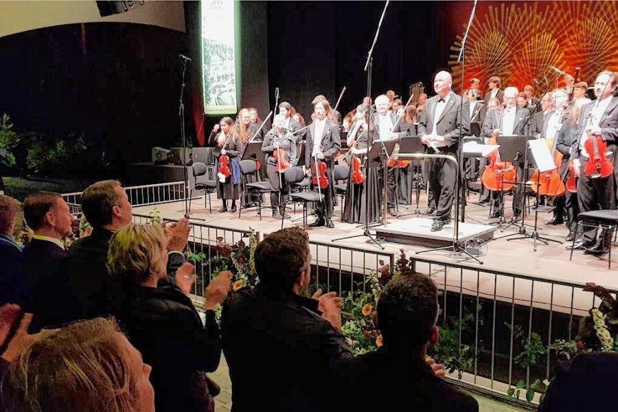 Fulminantes Festkonzert begeistert in Bad Elster - Applaus für diesen tollen Abend: Ministerpräsident Michael Kretschmer (vorne links) und das Orchester Euchestra Egrensis unter der Leitung von Florian Merz.