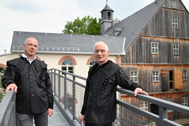 Ralf Gumprecht, Vize-Vereinschef des Bergbauvereins Schneeberg (li.), und Vereinschef Volkmar Müller sind froh, dass der Anbau realisiert werden konnte. 