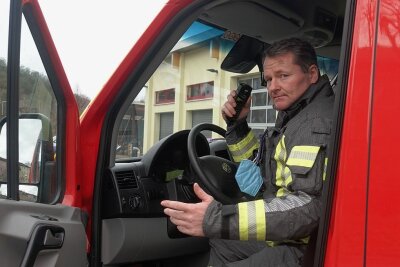 Funk fällt bei Einsätzen aus: Feuerwehr Wilkau-Haßlau schreibt Brandbrief nach Dresden - Christian Paschen bekommt von seinem Einsatzfahrzeug aus mit dem Digitalfunk nicht immer Kontakt zu den Kameraden am Einsatzort. Das Netz weist große Lücken beim Empfang auf. 
