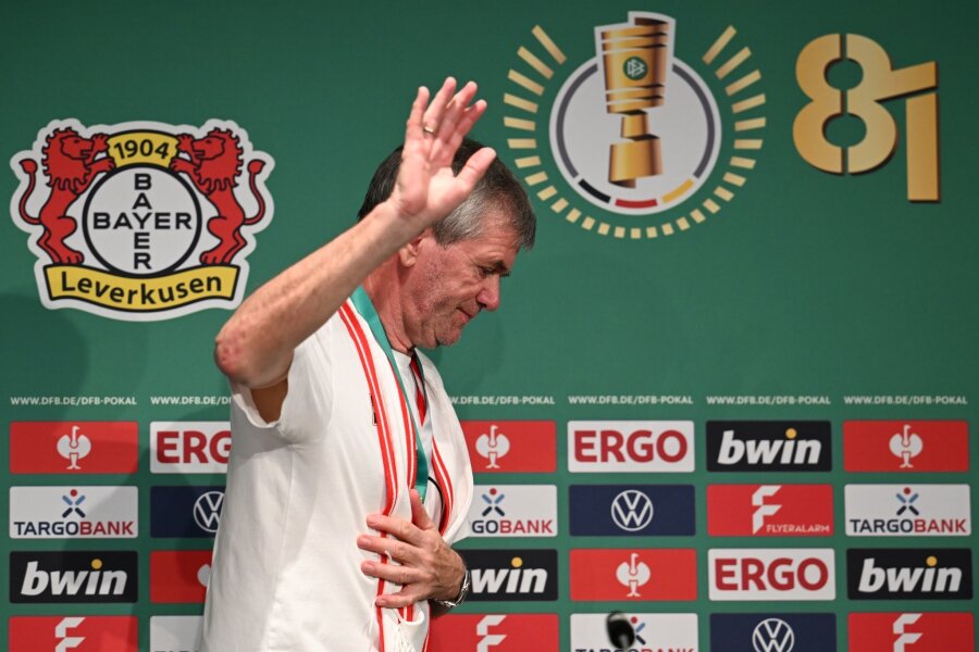 Funkel sagt "danke und tschüss" - geht aber nicht ganz - Coach Friedhelm Funkel hört beim 1. FC Kaiserslautern auf. Seine Trainerkarriere hat der 70-Jährige aber noch nicht offiziell beendet.