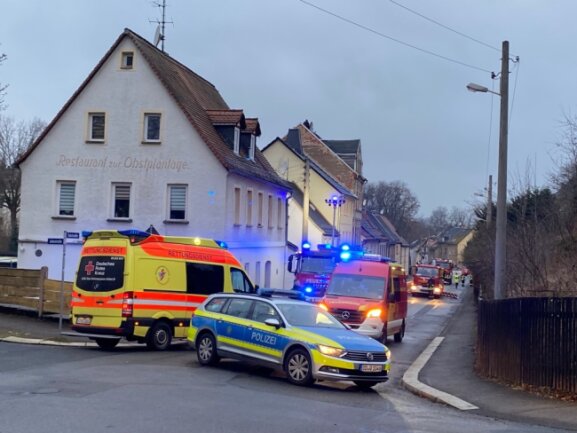 Funken schlagen aus Schornstein: Feuerwehr ist in Glauchau im Einsatz - 