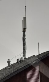 Funkmast an Gießereistraße geplant - Große Mobilfunkantennen - hier auf dem Rittersgrüner Telekom-Gebäude - sind im Erzgebirge keine Seltenheit mehr. Der bei Bermsgrün geplante Betonmast hat mit 30 Metern Höhe ein anderes Kaliber. 