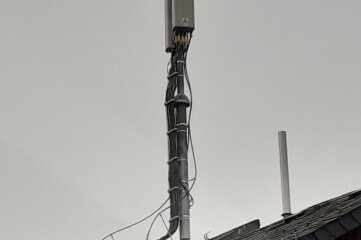 Große Mobilfunkantennen - hier auf dem Rittersgrüner Telekom-Gebäude - sind im Erzgebirge keine Seltenheit mehr. Der bei Bermsgrün geplante Betonmast hat mit 30 Metern Höhe ein anderes Kaliber. 