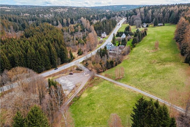 Funkmast in Dorf im Erzgebirge: Auch zweiter Anlauf scheitert - Auf der Fläche vorn im Bild an der Staatsstraße durch Burgstädtel will eine Firma den Funkmast errichten. Einwohner des Elterleiner Ortsteils sind strikt dagegen. Auch vom Stadtrat gibt es keine Zustimmung. 