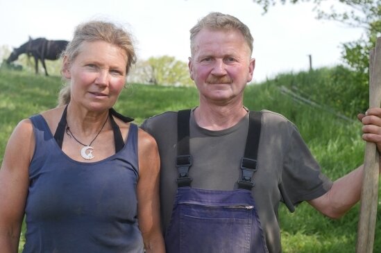 Synke und Kay Bohne auf ihrem Hof in Stollsdorf. Die beiden und ihr kleines Team lieben die Arbeit in der Natur und mit den Tieren.