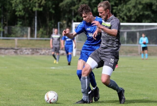 Fusion erweist sich als Nachwuchsgarant - Robert Fuchs (r.) und Joel Balzer vom VfB Grünhain-Beierfeld trafen im Duell zwischen Männermannschaft und B-Jugend aufeinander. 