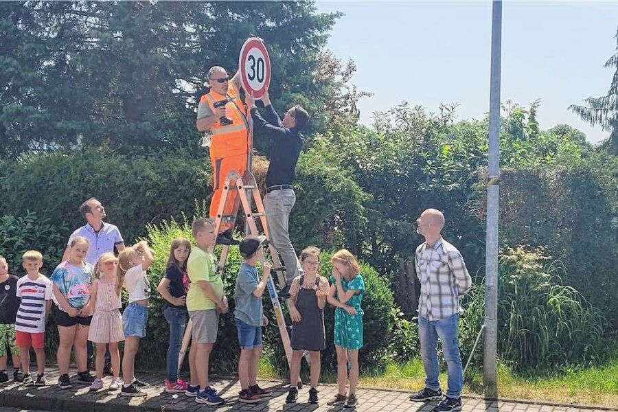 Fuß vom Gas vor der Grundschule Stenn - Zweitklässler der Grundschule Stenn beobachten das Anbringen des neuen Schildes ganz genau.