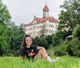 Fußball: 14-Jährige kickt in der U 17 von RB Leipzig - Emily Nüßner ist die Tochter der Inhaberfamilie des Schloss-Cafés in Waldenburg. Seitdem sie vier Jahre alt ist, spielt sie Fußball. Mittlerweile ist sie in der U17 Auswahl bei RB Leipzig. 