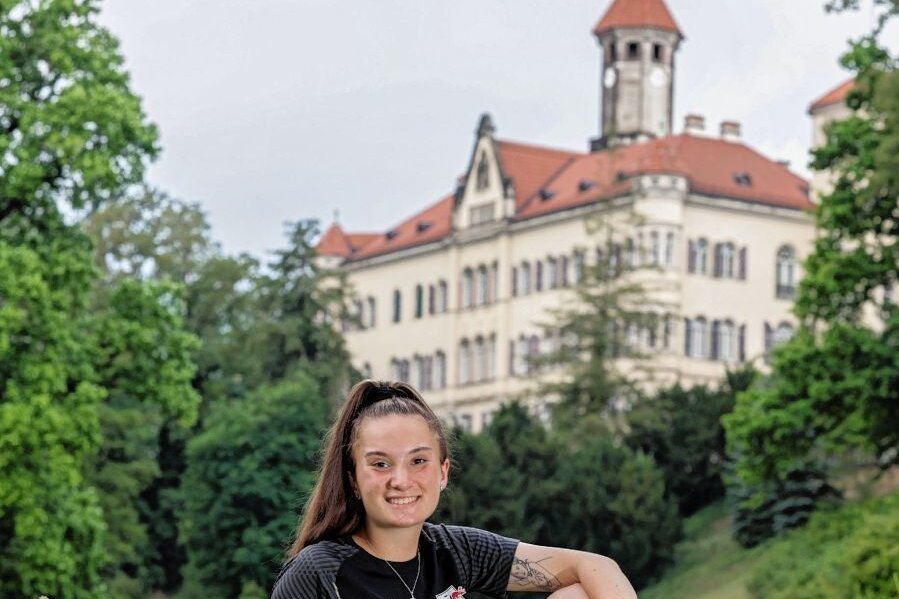 Fußball: 14-Jährige kickt in der U 17 von RB Leipzig - Emily Nüßner ist die Tochter der Inhaberfamilie des Schloss-Cafés in Waldenburg. Seitdem sie vier Jahre alt ist, spielt sie Fußball. Mittlerweile ist sie in der U17 Auswahl bei RB Leipzig. 