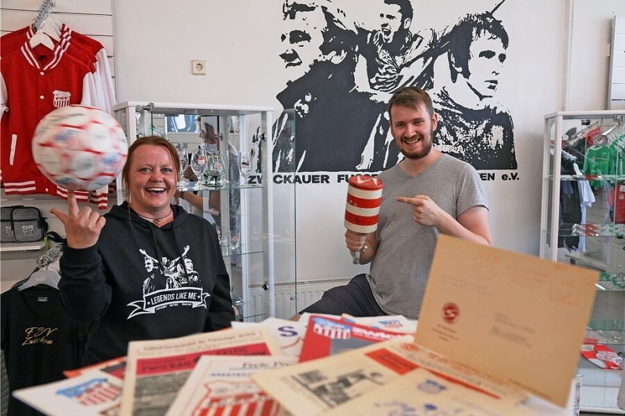 Kathrin Maneke und Chris Scheundel beim Aufbau der Ausstellung im FSV-Fanshop. Der Vereinsvorsitzende zeigt die Rassel von Kurt Mehlhorn. 