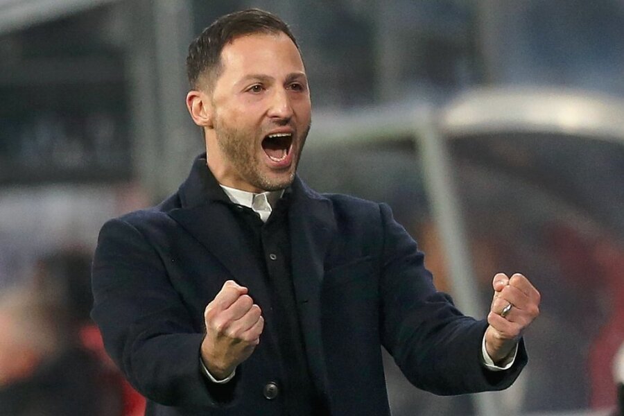 Trainerjubel: Domenico Tedesco ballt vor Freude die Faust nach dem Treffer zum 1:0 gegen Mönchengladbach. 