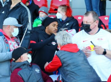 Fußball-Bundesligist RB Leipzig beim SC Freiburg gefordert - Auch Christopher Nkunku schrieb beim Fantag fleißig Autogramme. 