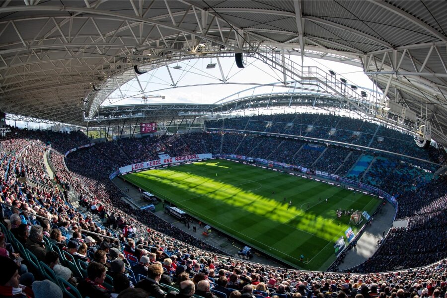 Fußball-EM 2024: So komme ich noch an Tickets für Spiele in Leipzig & Co. - Auch in der Red Bull Arena in Leipzig können Fans während der Europameisterschaft im kommenden Jahr mit ihren Team mitfiebern. An eines der begehrten Tickets zu kommen, gleicht aber einem Glücksspiel.