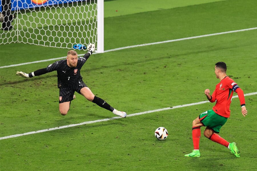 Fußball-EM: Portugal mit Cristiano Ronaldo jubelt spät in Leipzig - Tschechiens Schlussmann Jindrich Stanek stahl Cristiano Ronaldo lange die Show. Am Ende jubelte trotzdem Portugal.