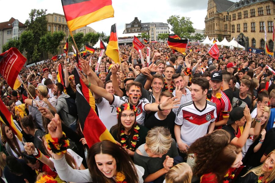 Fußball-EM: Wiederholt sich das Sommermärchen? - Die Hoffnung der deutschen Fußballfans auf ein Fußballfest bei der Europameisterschaft im eigenen Land ist groß.