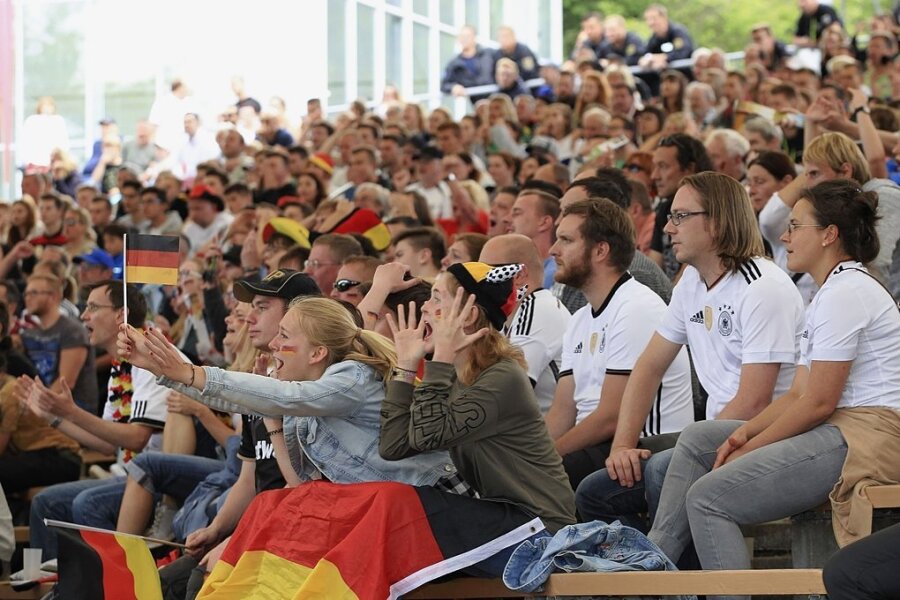 Fußball-EM: Wo Fans in Zwickau gemeinsam mitfiebern können - Emotional wird es garantiert auch beim deutschen Auftaktspiel am Dienstagabend zugehen. 