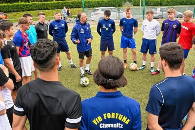 Fußball: Erstmals nach zehn Jahren in der Regionalliga - Trainer Mario Emmerling-Schott startet mit seinem Team der U 19 des VfB Fortuna am Sonnabend in die Regionalliga. 