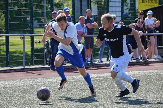 Fußball-Erzgebirgsliga: Großrückerswalde kann für neue Saison planen - Großrückerswaldes Gregor Zucker (l.) und der Oelsnitzer Johnny Ullmann liefern sich in dieser Szene ein Laufduell um den Ball. Am Ende konnten Zucker und seine Teamkollegen jubeln. 