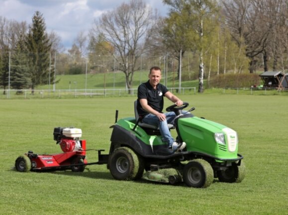 Ein typisches Bild auf Dorf-Sportplätzen: Vereinschef Eric Hofmann kümmert sich persönlich um die Rasenpflege in Niederlungwitz. 