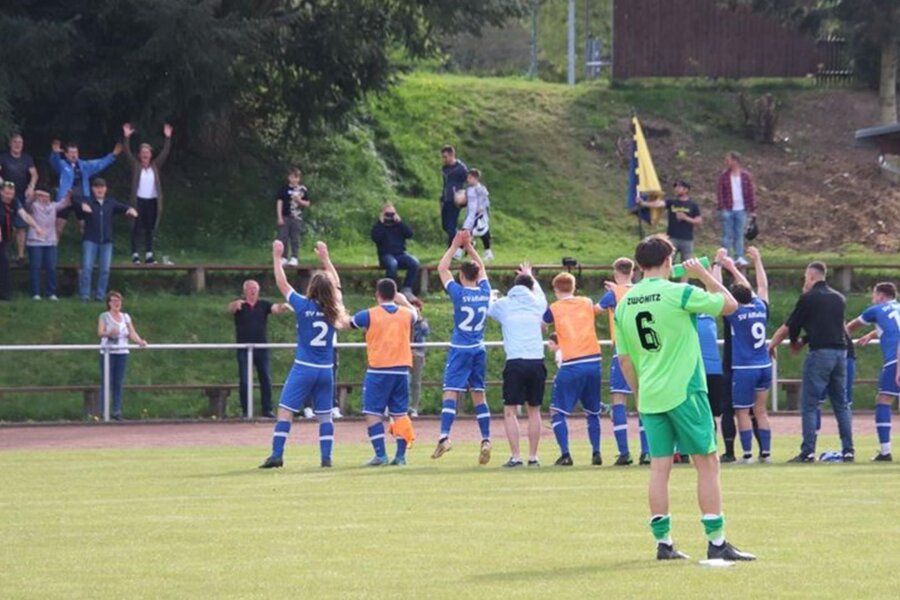 Fußball-Kreisliga: Affalter begräbt Zwönitzer Meisterschaftsträume - Geknickt muss Zwönitz‘ Marian Gerber dabei zusehen, wie die Fußballer des SV Affalter den 3:1-Sieg mit ihren Fans feiern.