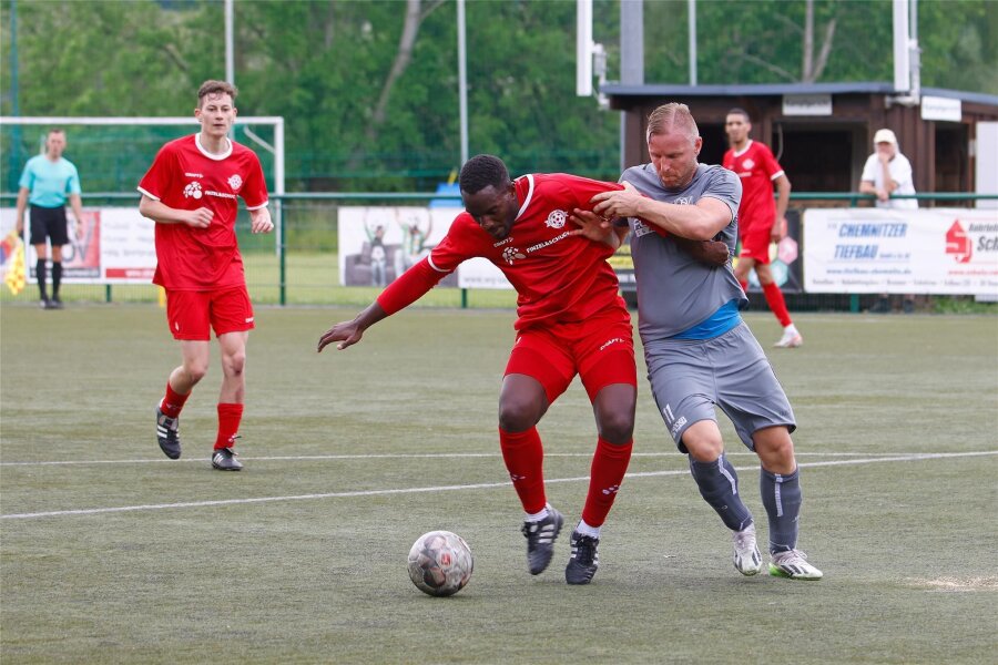 Fußball-Landesklasse: Bittere Niederlage für Oberlungwitz - OSV-Stürmer Stefan Rücker (rechts) versucht, den Gästetorschützen Plamedi Nkumu vom Ball zu trennen.